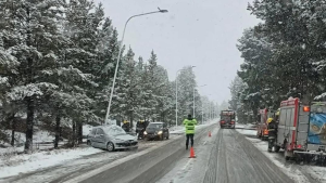 Video | Perdió el control por la nieve y chocó contra un poste en Bariloche