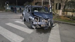 Insólito choque en Neuquén: impactaron contra un auto y escaparon corriendo