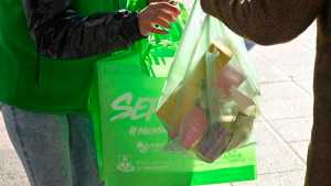 Más de 500 bolsas de plástico se recolectaron en Neuquén en dos horas de ecocanje en la avenida Olascoaga