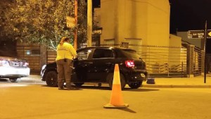 Un hombre le torció la mano a una inspectora de tránsito en Cipolletti y se fugó: deberá donar dinero al hospital