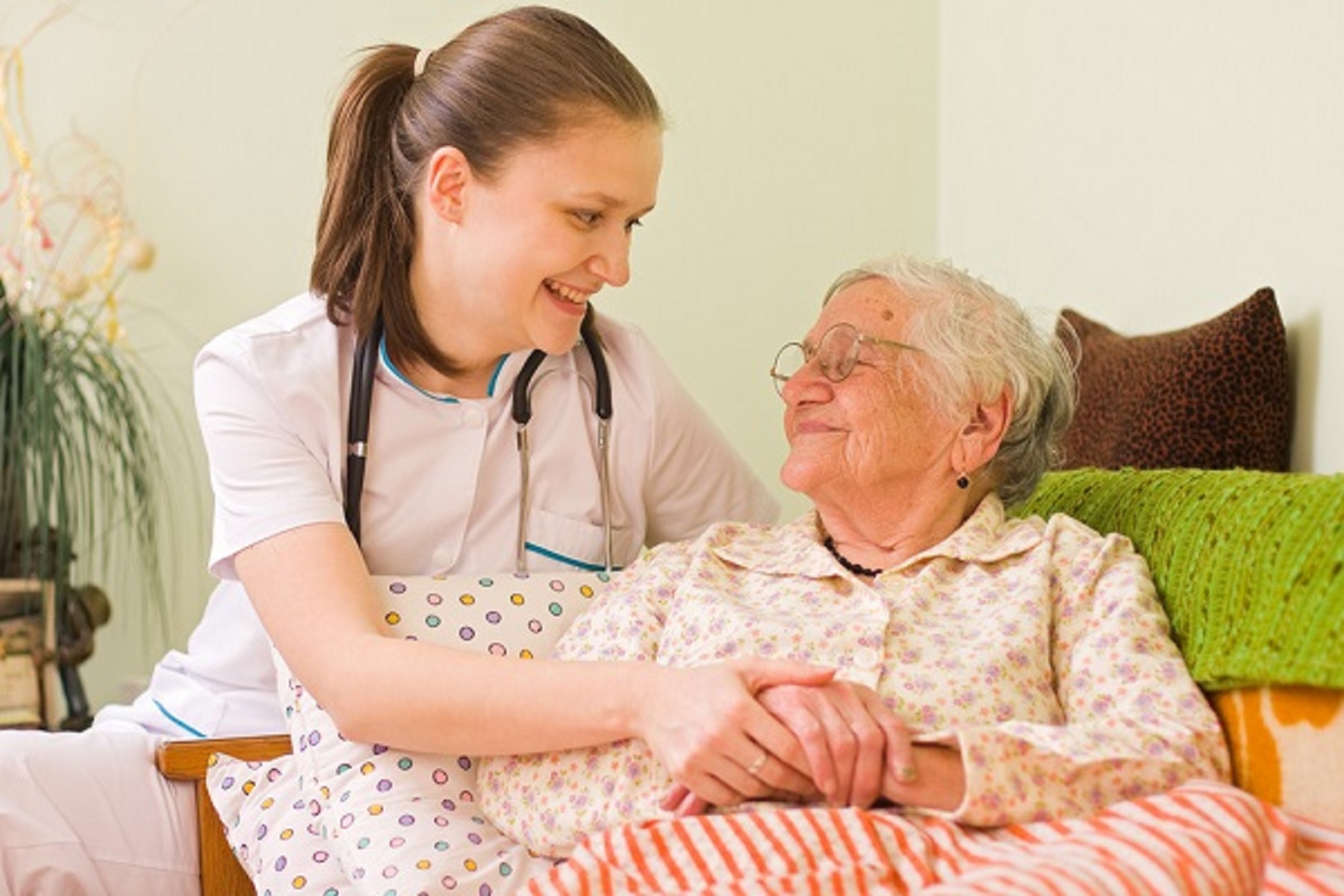 El cuidado de adultos mayores puede gestionarse a través de PAMI o de manera particular.-