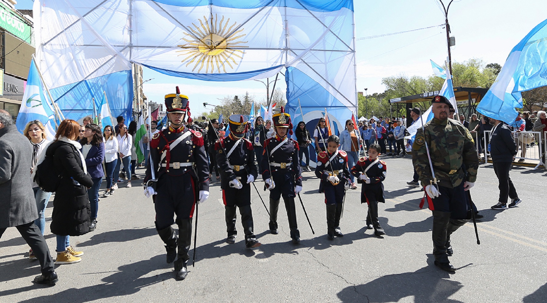 Neuquén realiza un desfile para celebrar este 9 de julio, día de la Independencia. (Foto Neuquén Informa)