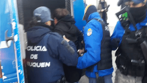 Video| Así detuvieron a Gladys Aballay, dirigente de Libres del Sur, durante los allanamientos a organizaciones sociales de Neuquén