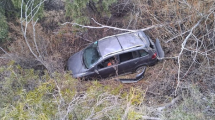 Imagen de Impactante vuelco de dirigentes gastronómicos de Bariloche sobre la Ruta 234, en La Rinconada