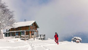 Refugios de montaña en El Bolsón: en invierno podés descubrir los secretos del Piltriquitrón