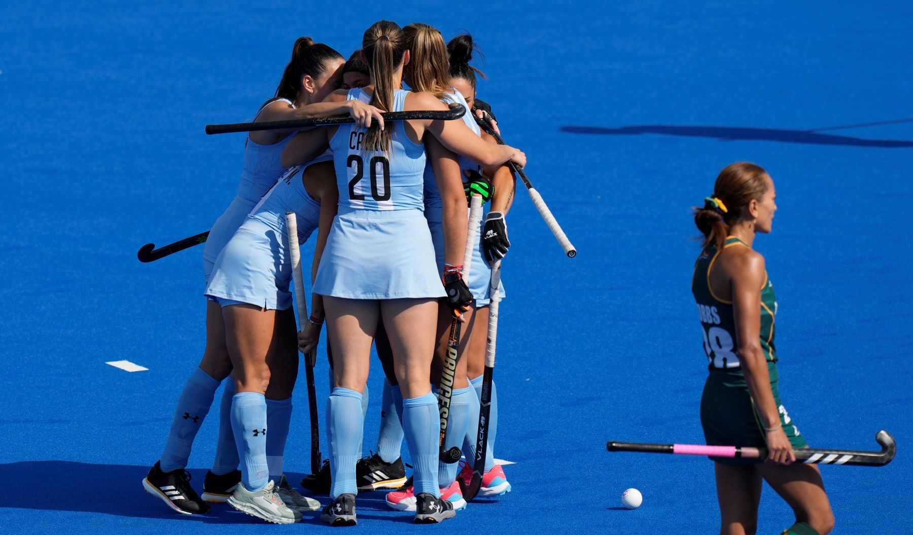 Las Leonas tuvieron un cierre perfecto y ganaron 4-2 sobre Sudáfrica. (AFP)