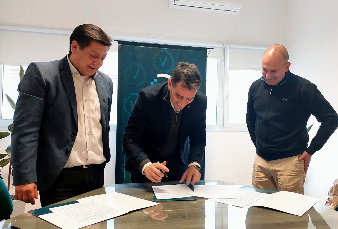 El intendente Marcos Castro y el titular del Concejo de Viedma, Pedro Bichara, se suman a la firma digital. 