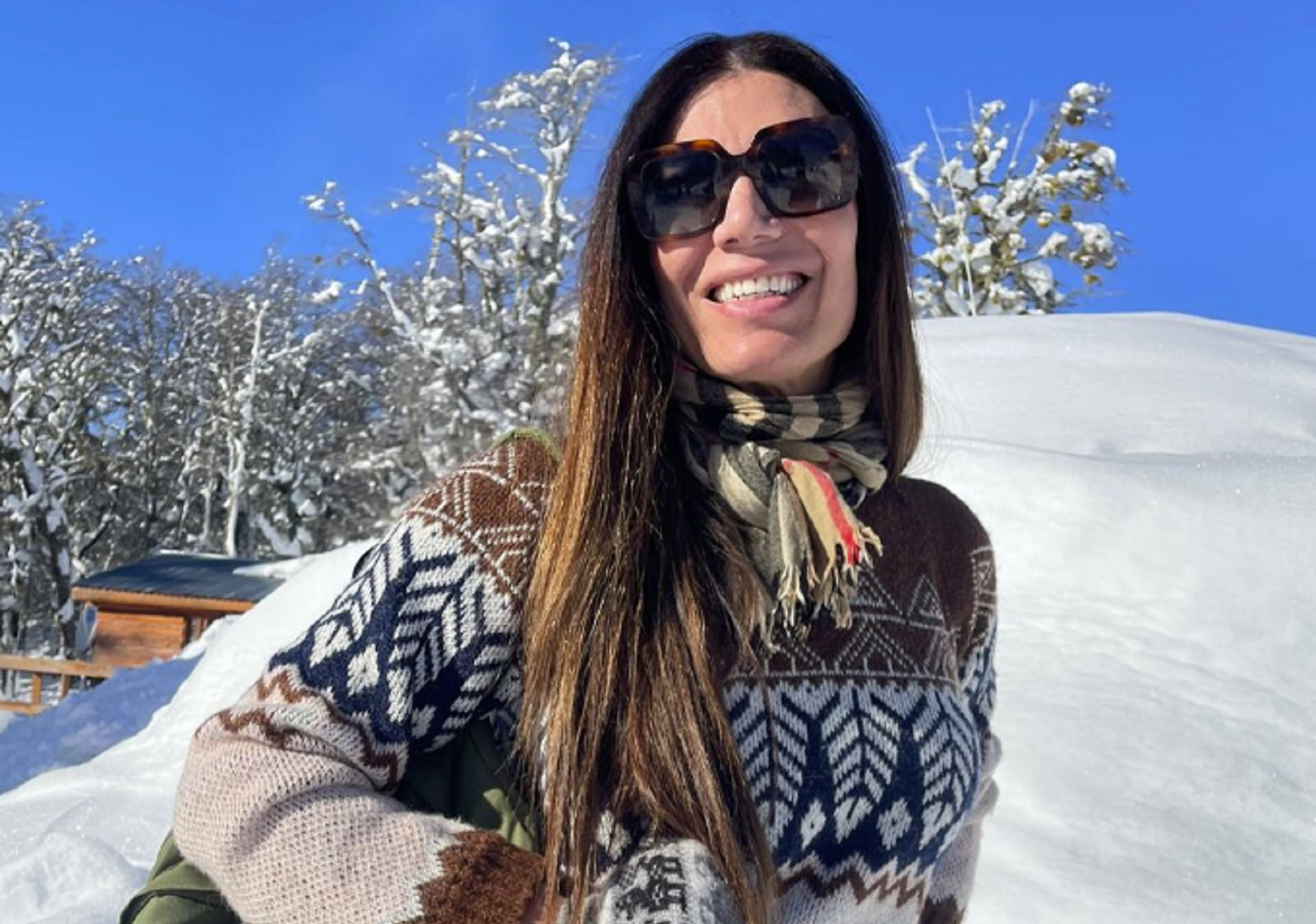 Con un look de invierno, gafas de sol y una sonrisa de oreja a oreja, Flor de la V compartió imágenes de sus vacaciones en Neuquén. 