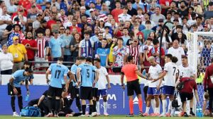 Maxi Araújo salió en camilla tras una fuerte caída en el duelo con Estados Unidos: por qué se usó la tarjeta rosa