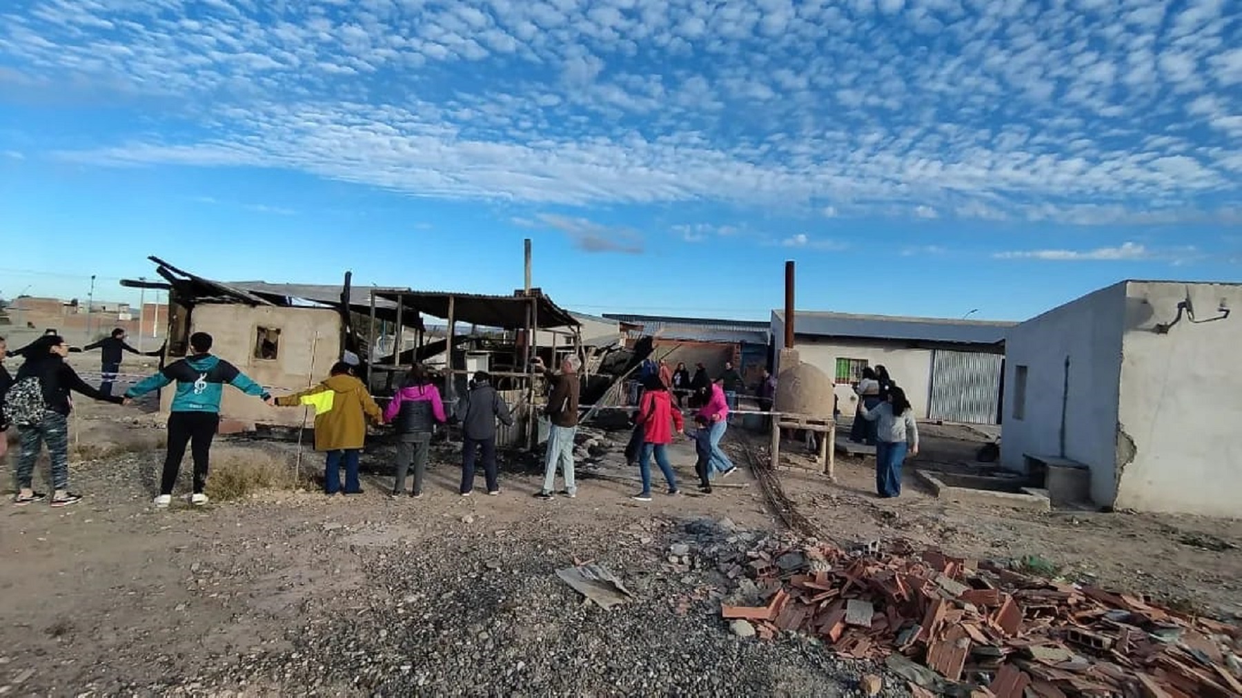 El abrazo simbólico al local de la CCC de este viernes en Roca.