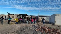 Imagen de Emotivo abrazo al local de la CCC incendiado en el norte de Roca