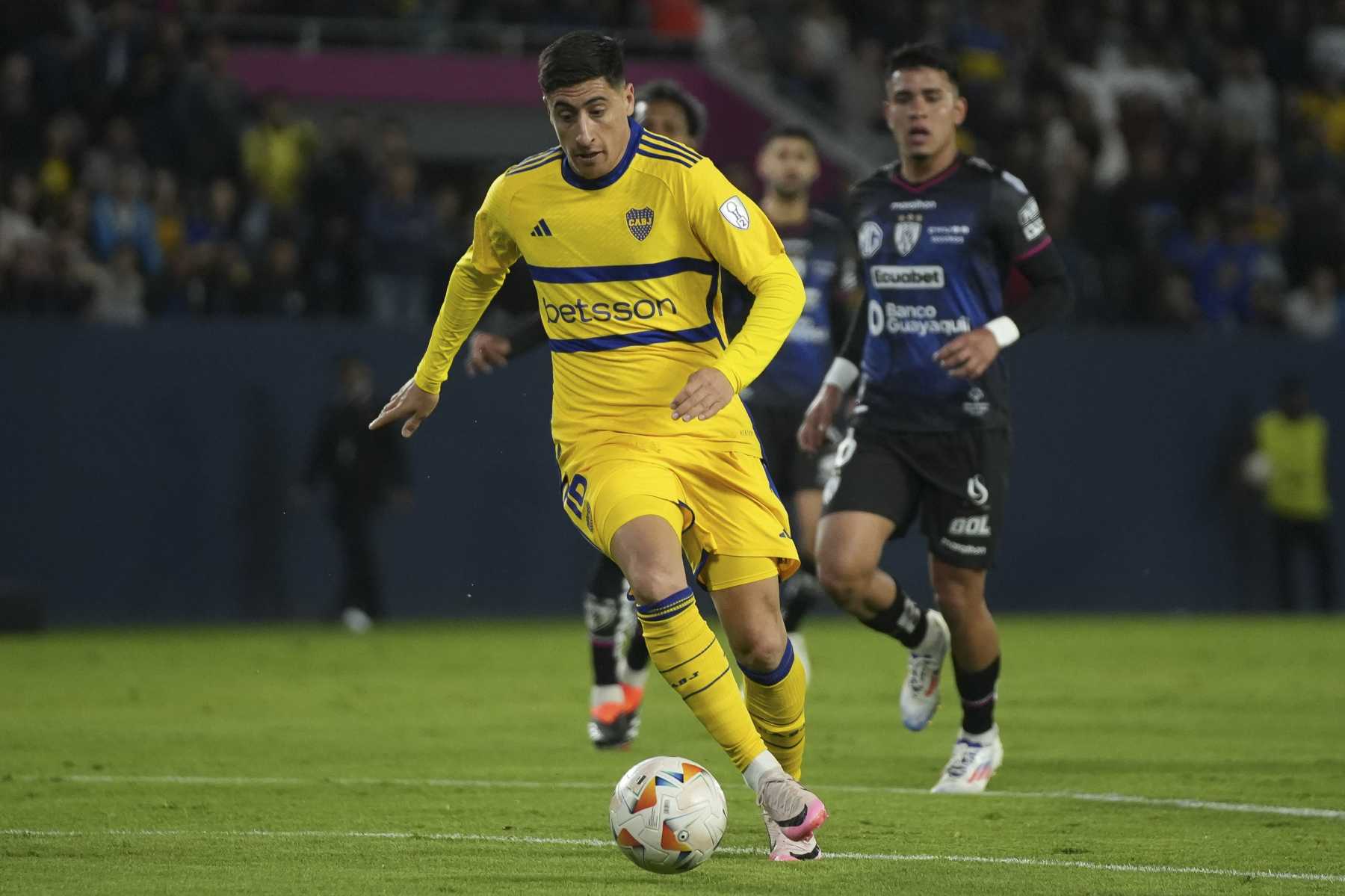 Miguel Merentiel of Argentina's Boca Juniors carries the ball during a Copa Sudamericana playoffs soccer match against Ecuador's Independiente del Valle at Banco Guayaquil stadium in Quito, Ecuador, Wednesday, July 17, 2024. (AP Photo/Carlos Noriega)