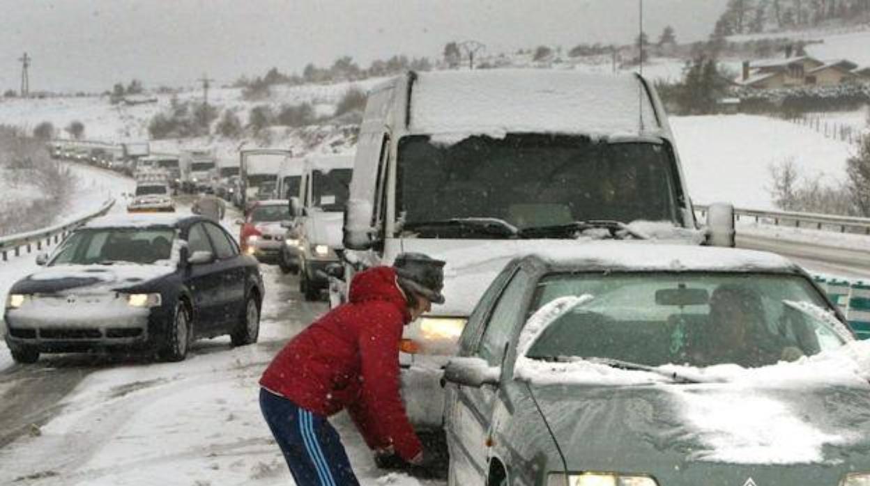 Para conducir en caminos nevados o con hielo hay que tener mucha precaución.