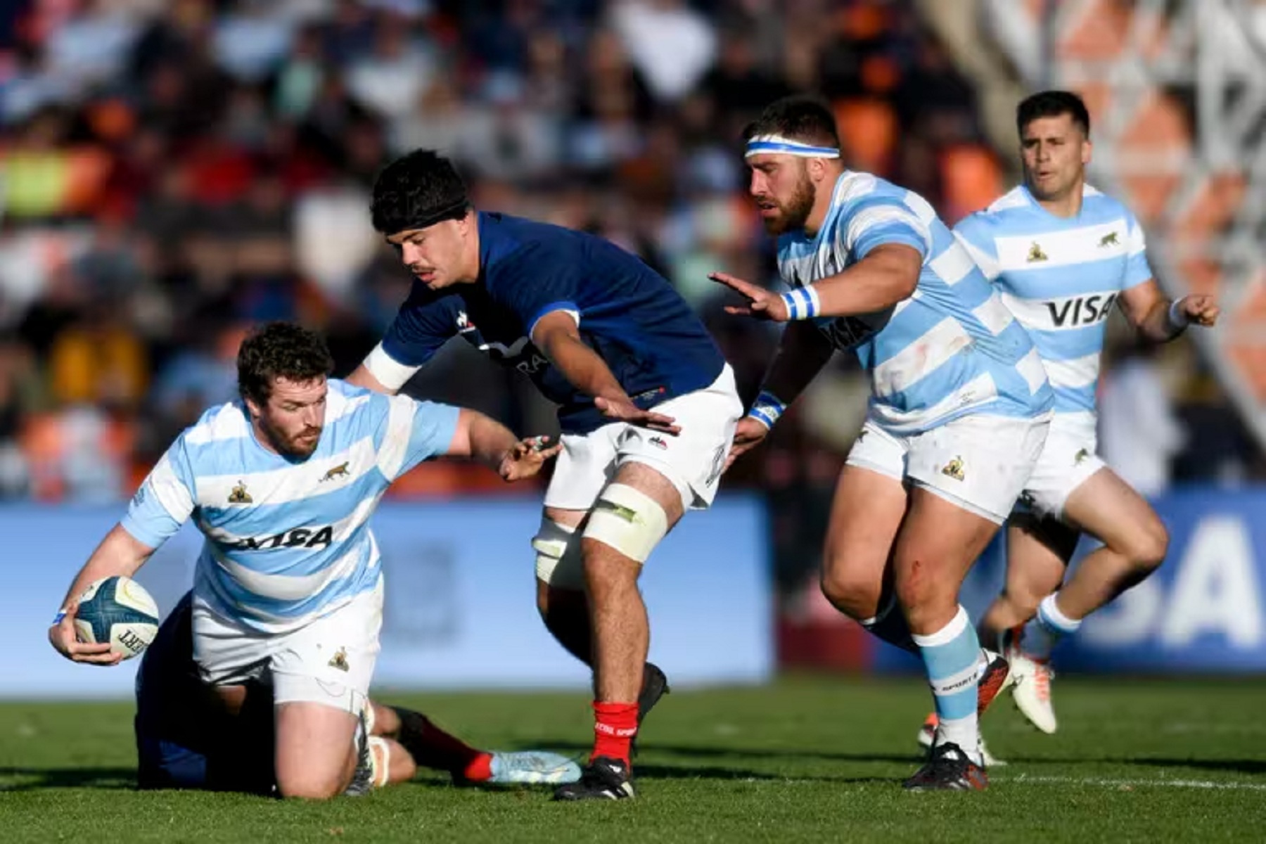 El jugador francés de rugby Hugo Auradou (centro) durante el partido contra Los Pumas. Foto AP