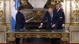 Video: Federico Sturzenegger juró como ministro de Milei: ejecutará la desregulación y la “motosierra” en el Estado