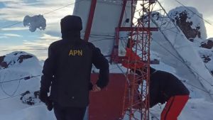 En helicóptero, a través de la nieve y el hielo: la extraordinaria reparación clave para el parque Lanín