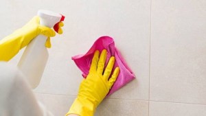 Cómo limpiar el moho del baño o de la cocina, con este producto infalible: ¡tomá nota!