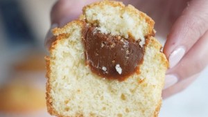 Paso a paso para estas magdalenas rellenas con dulce de leche