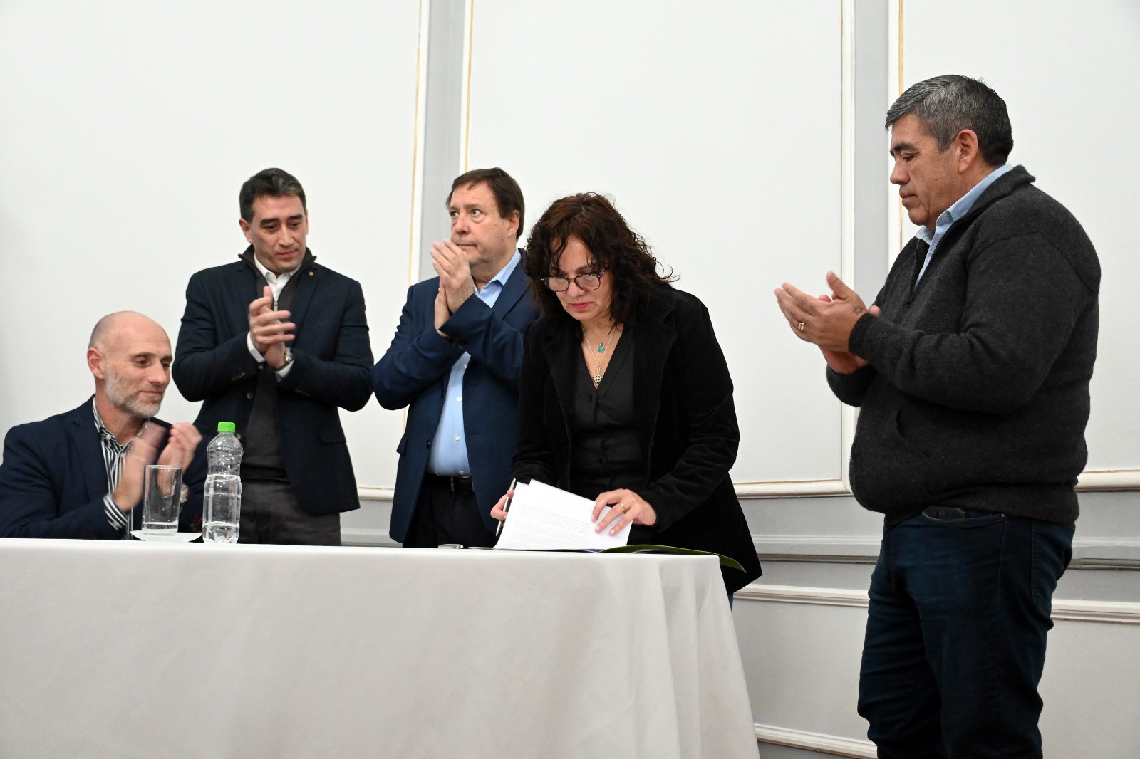 Por la CGT, Mónica Miranda y Damián Miler firmaron el convenio de financiamiento para su loteo. Foto: Marcelo Ochoa