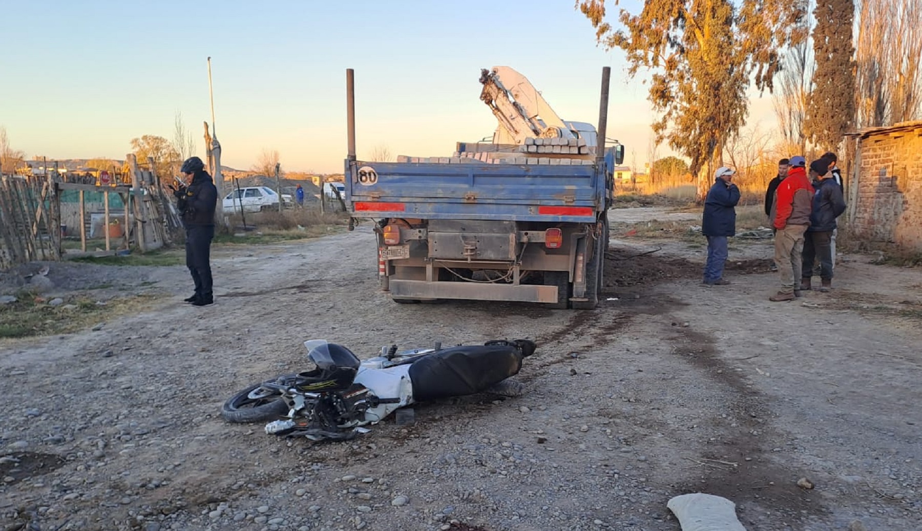 Un joven motociclista está grave tras chocar con un camión en Neuquén: su acompañante se fugó 