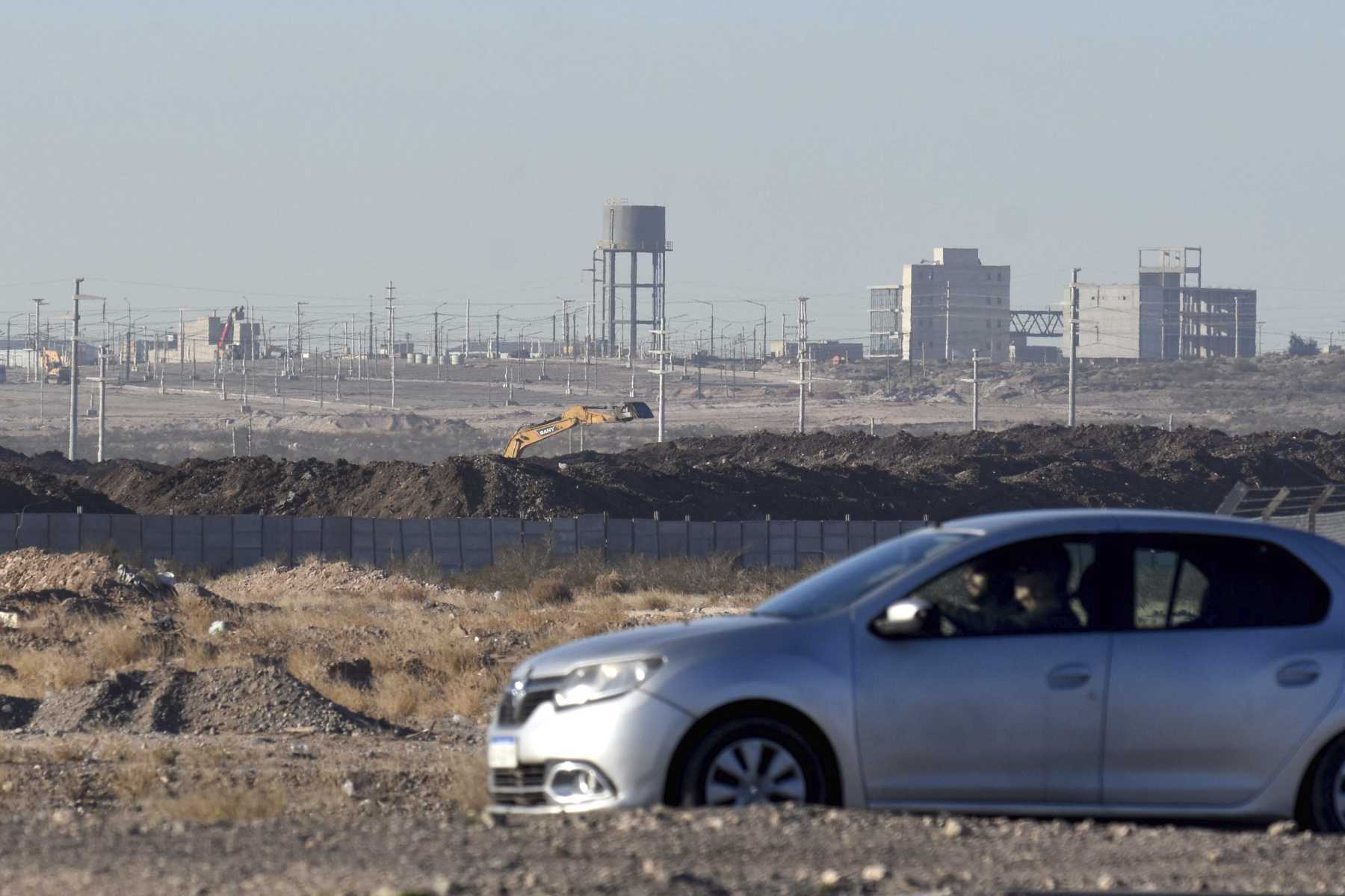 Los residuos petroleros que dejó Comarsa son un foco de contaminación en los barrios linderos (Matías Subat)