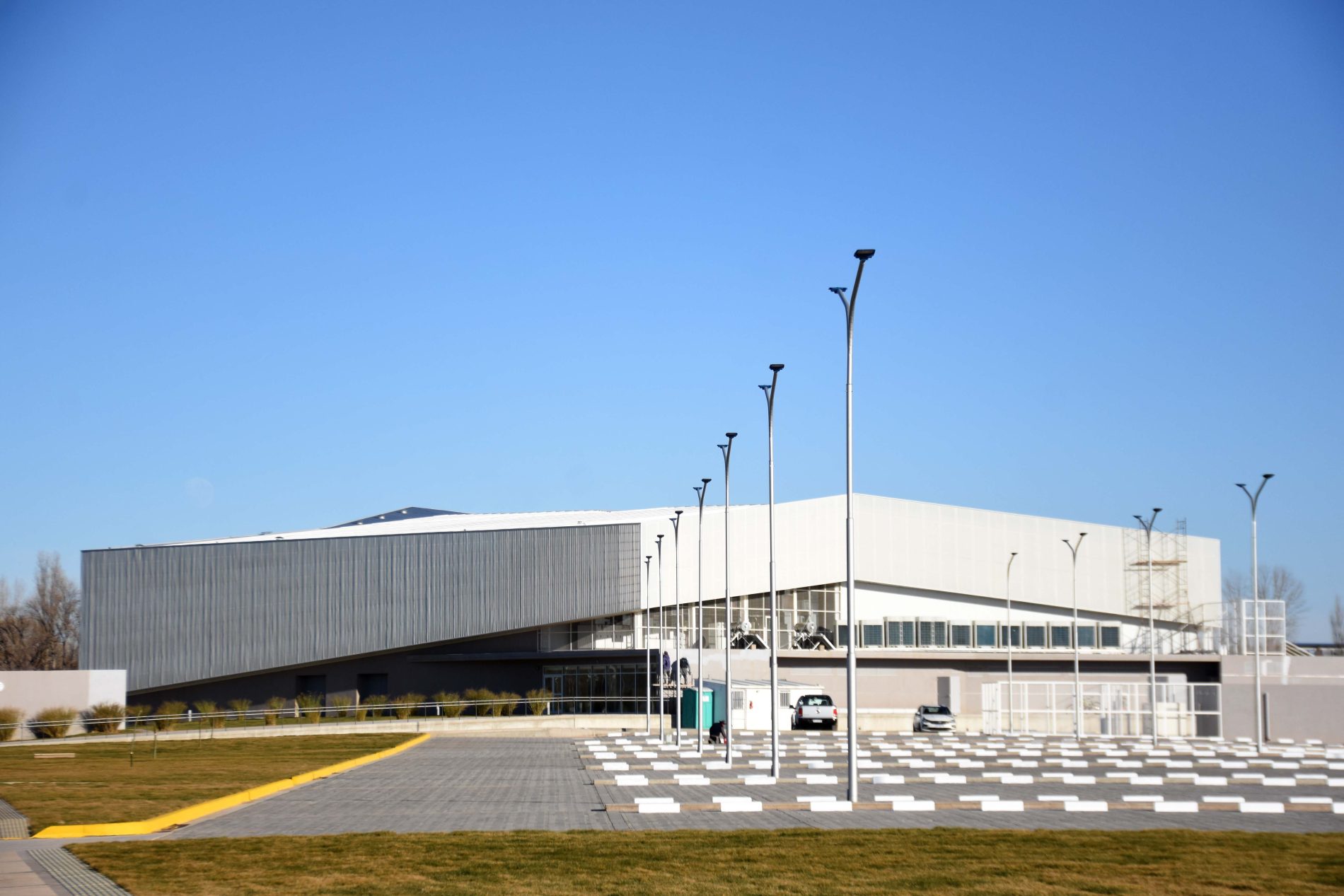 Obras complementarias a la inauguración. infraestructura de servicios, estacionamiento, una confitería, sanitarios y una cocina para catering (foto Matías Subat)