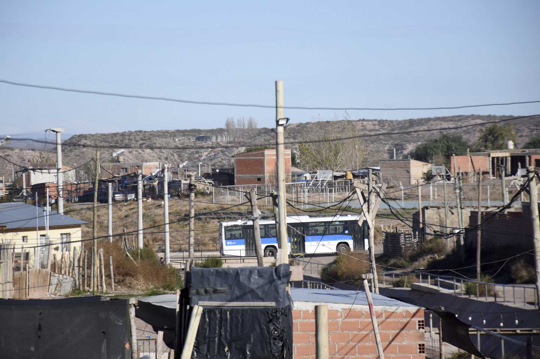 La línea 7 llega hasta la parada del sector Nido, en medio de los sectores en regularización a la vera de Casimiro Gómez (foto Matías Subat)