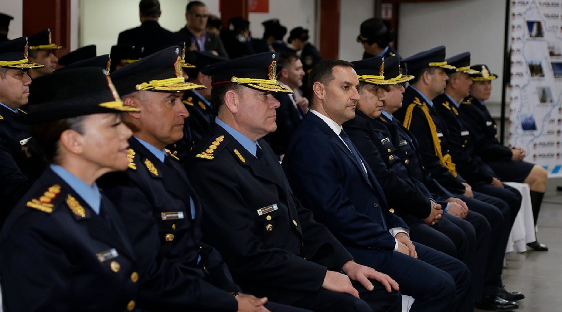 El ministro Nicolini, con la cúpula de la Policía de Neuquén. Las armas menos letales como alternativa. (Gentileza)