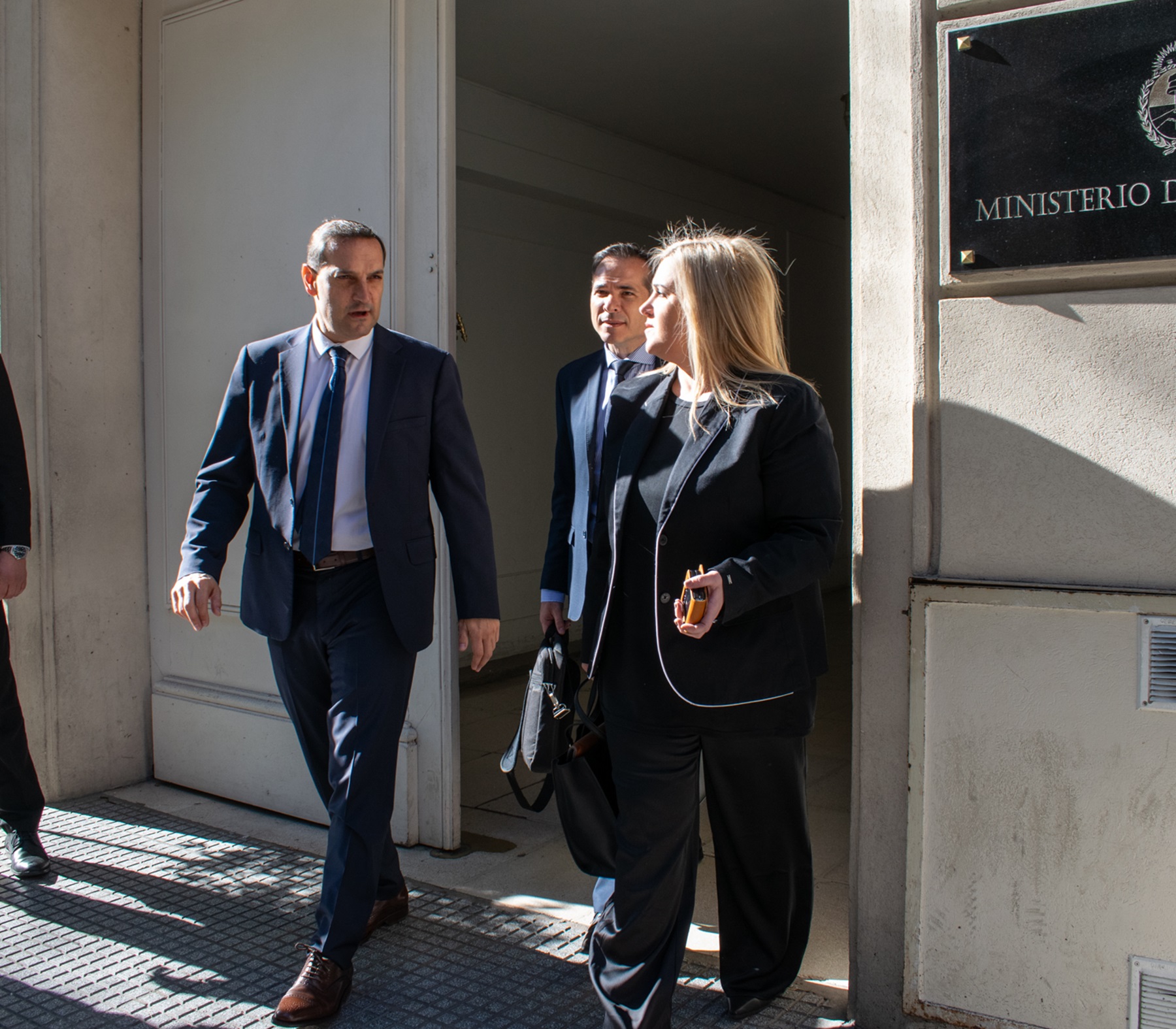 Matías Nicoloni, Soledad Gennari, José Gerez saliendo de la reunión con Patricia Bullrcih. 