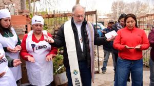 El obispo bendijo junto a Gladys Aballay un comedor de una organización investigada en Neuquén