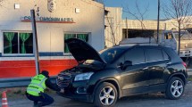 Imagen de Hallan un auto robado hace un año en Buenos Aires durante un operativo sobre Ruta 22, en Chichinales