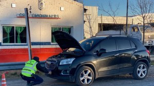 Hallan un auto robado hace un año en Buenos Aires durante un operativo sobre Ruta 22, en Chichinales