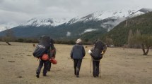 Imagen de “Muchachos, vuélvanse”, el llamado a los gendarmes que fueron a rescatar al piloto que aterrizó sobre una laguna en Chubut