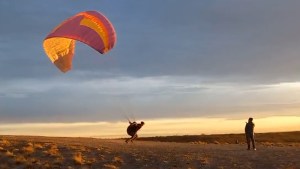 Video | Un hombre se fracturó el tobillo tras un mal aterrizaje en parapente, en Paso Córdoba