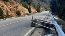 Imagen de Cayó una gran piedra en la ruta de Siete Lagos y piden transitar con precaución