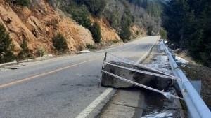 Cayó una gran piedra en la ruta de Siete Lagos y piden transitar con precaución