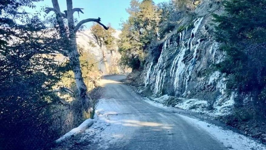 Las intensas nevadas complicaron el paso a uno de los puntos más turísticos de Neuquén