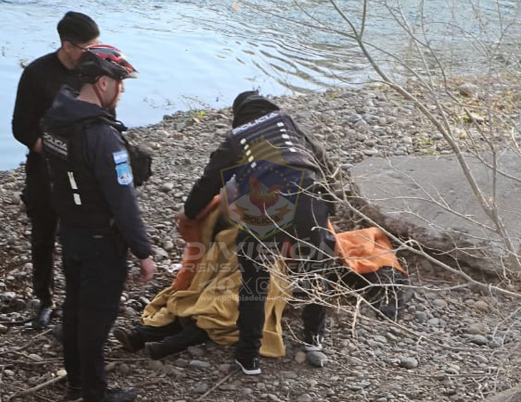 La mujer estaba siendo arrastrada por la corriente del río Limay. Foto: gentileza