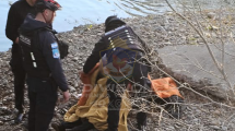 Imagen de Rescate heroico en Neuquén: un policía se arrojó al río Limay para salvar a una mujer de 68 años