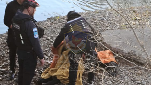 Rescate heroico en Neuquén: un policía se arrojó al río Limay para salvar a una mujer de 68 años