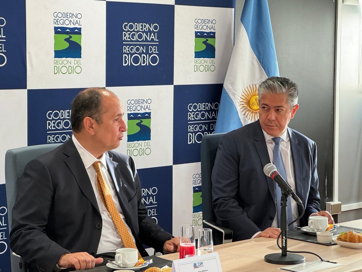 Rolando Figueroa junto al gobernador de la Región del BioBio, Rodrigo Díaz Worner. Foto: gentileza.