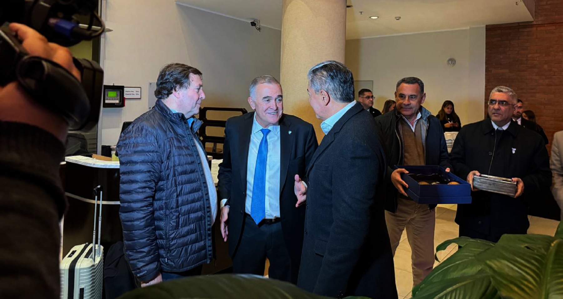 Weretilneck y Figueroa, junto a Osvaldo Jaldo, gobernador de Tucumán.  