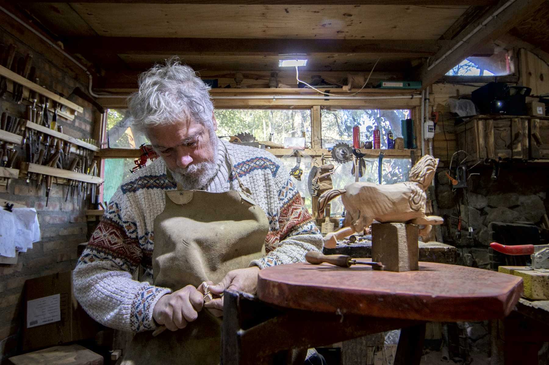 Ruben Rodriguez es escultor y artesano de la madera en El Bolsón. Foto: gentileza Marcos Aramburu. 