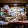 Imagen de Rubén, el artesano que talla hace 30 años y descubre los misterios del bosque en El Bolsón