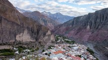 Imagen de Polémica en Salta: turistas pagan en litros de nafta de YPF la tasa para entrar a Iruya, el paraíso del norte