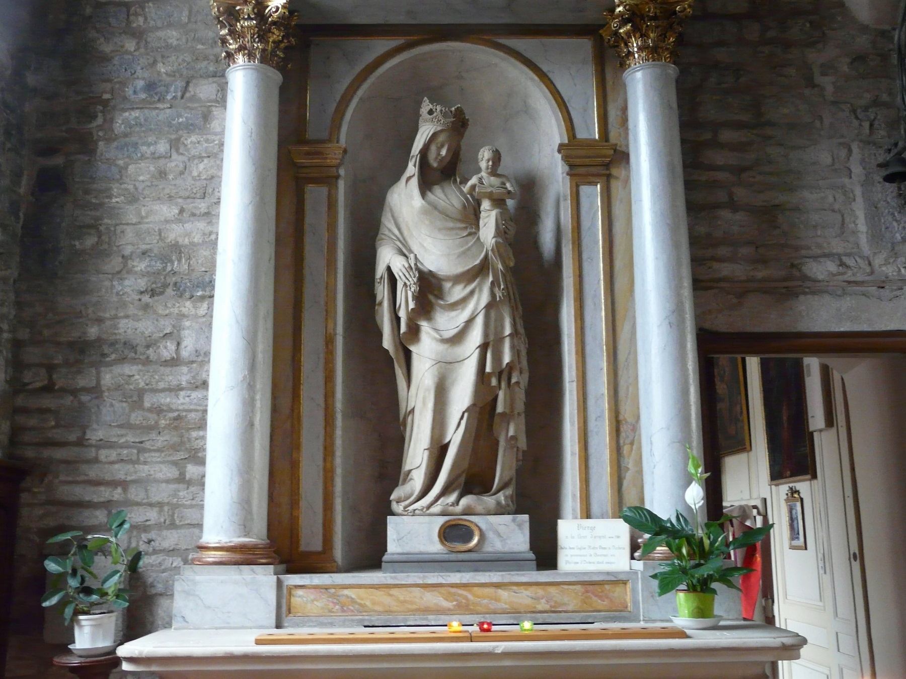 San Justo de Arbois tiene erigida su iglesia en Francia.-