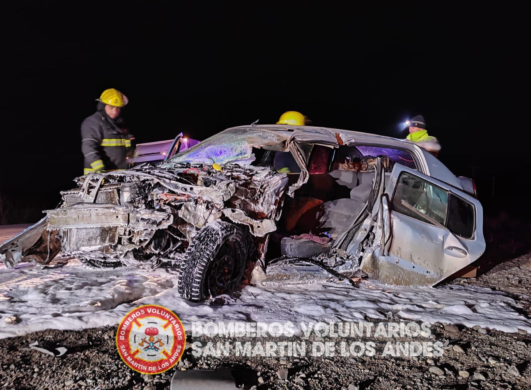 Dos personas fueron trasladadas al hospital de San Martín de los Andes, luego del choque frontal en Ruta 40. Foto: Gentileza