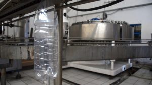 La embotelladora de agua mineral de Santo Tomás continúa sin rumbo: los ocho empleados cobran el 40% del sueldo
