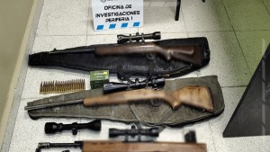 Allanamiento por amenazas en Vista Alegre: dos personas demoradas y gran cantidad de armas secuestradas