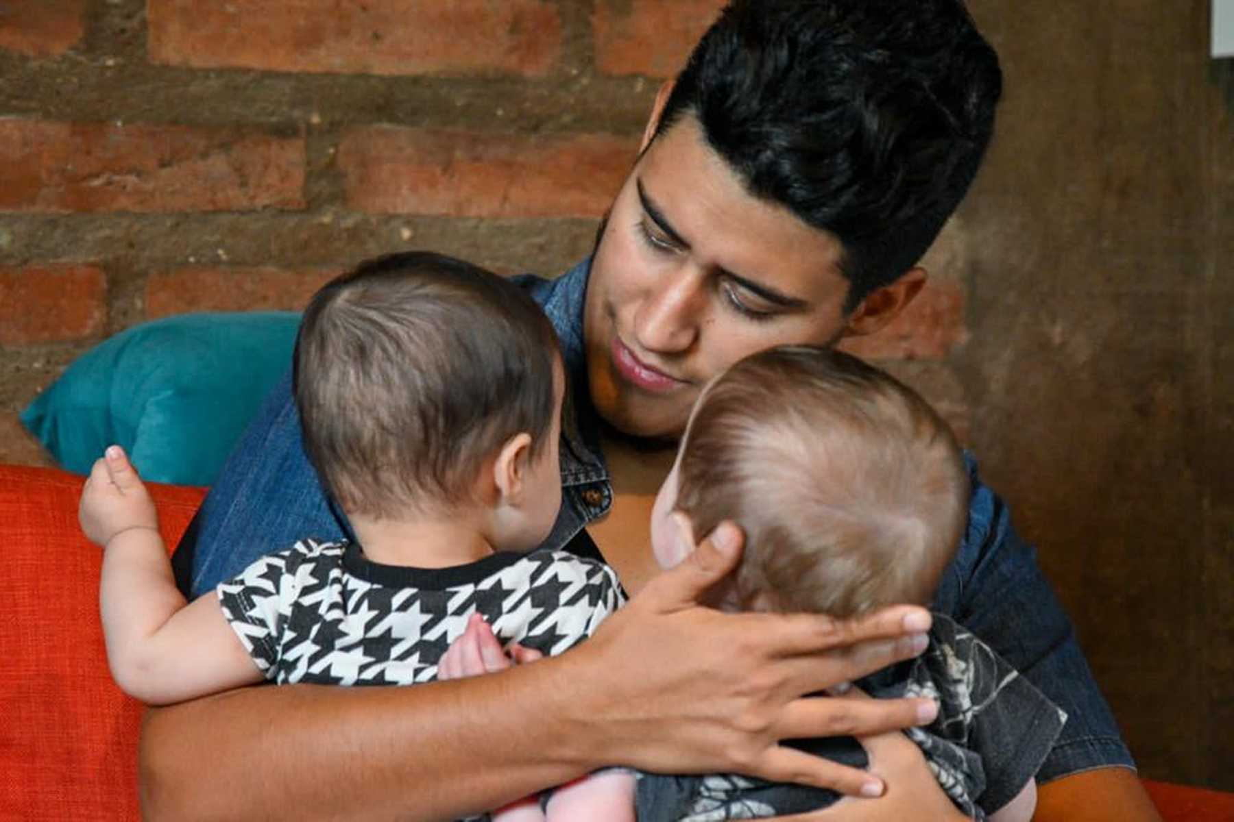 Como hombre trans, Ian Rubey amamantó a sus bebés manteniendo su identidad de género.  Foto: gentileza Diario Jornada